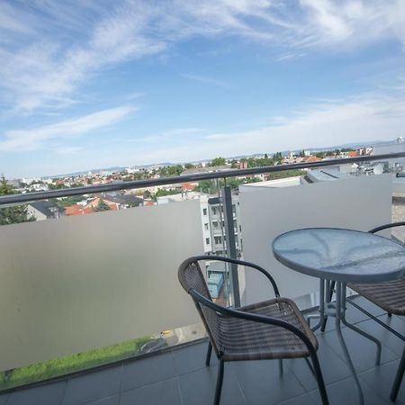 Apartman Centroom Пиещани Екстериор снимка