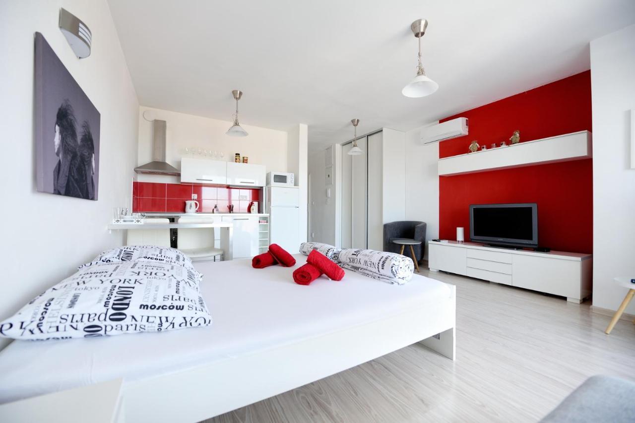 Apartman Centroom Пиещани Екстериор снимка