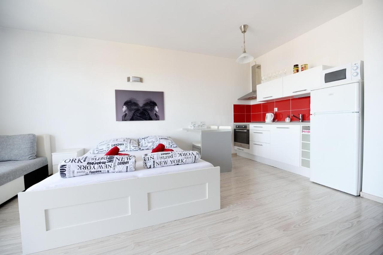 Apartman Centroom Пиещани Екстериор снимка