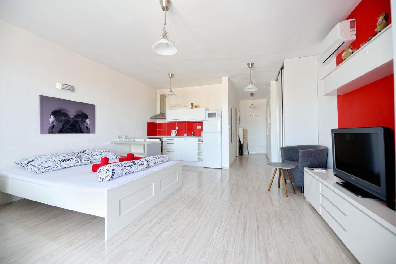 Apartman Centroom Пиещани Екстериор снимка
