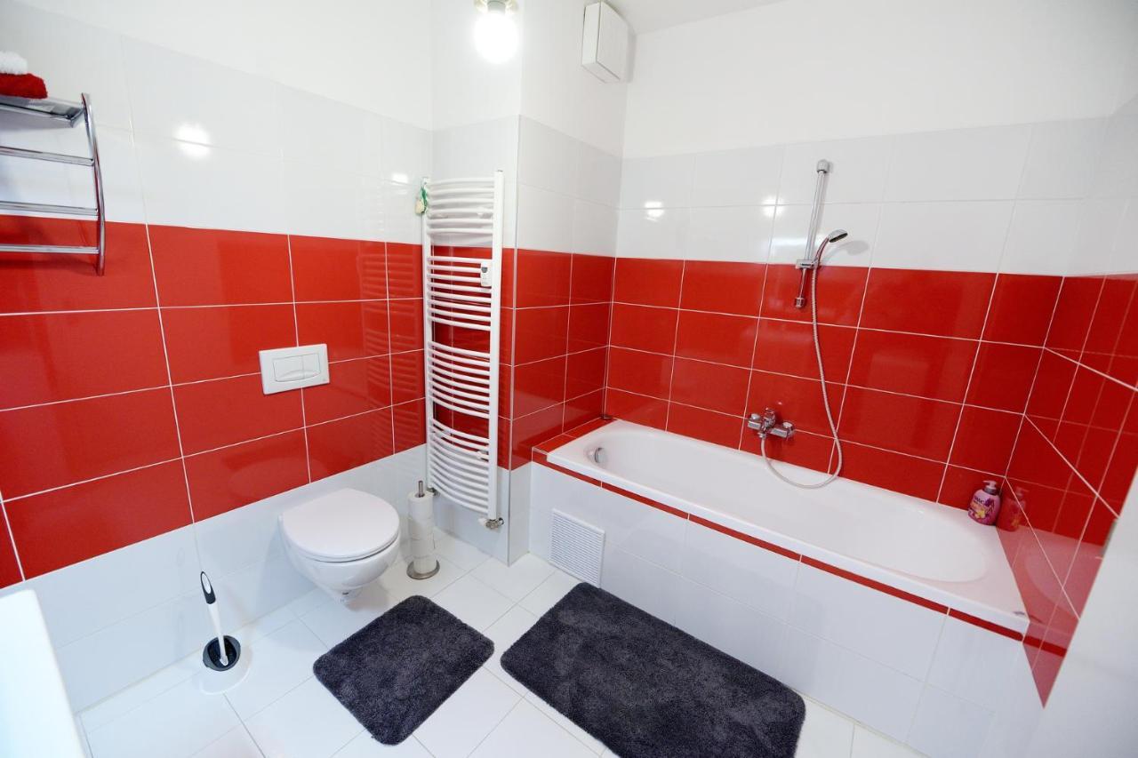Apartman Centroom Пиещани Екстериор снимка
