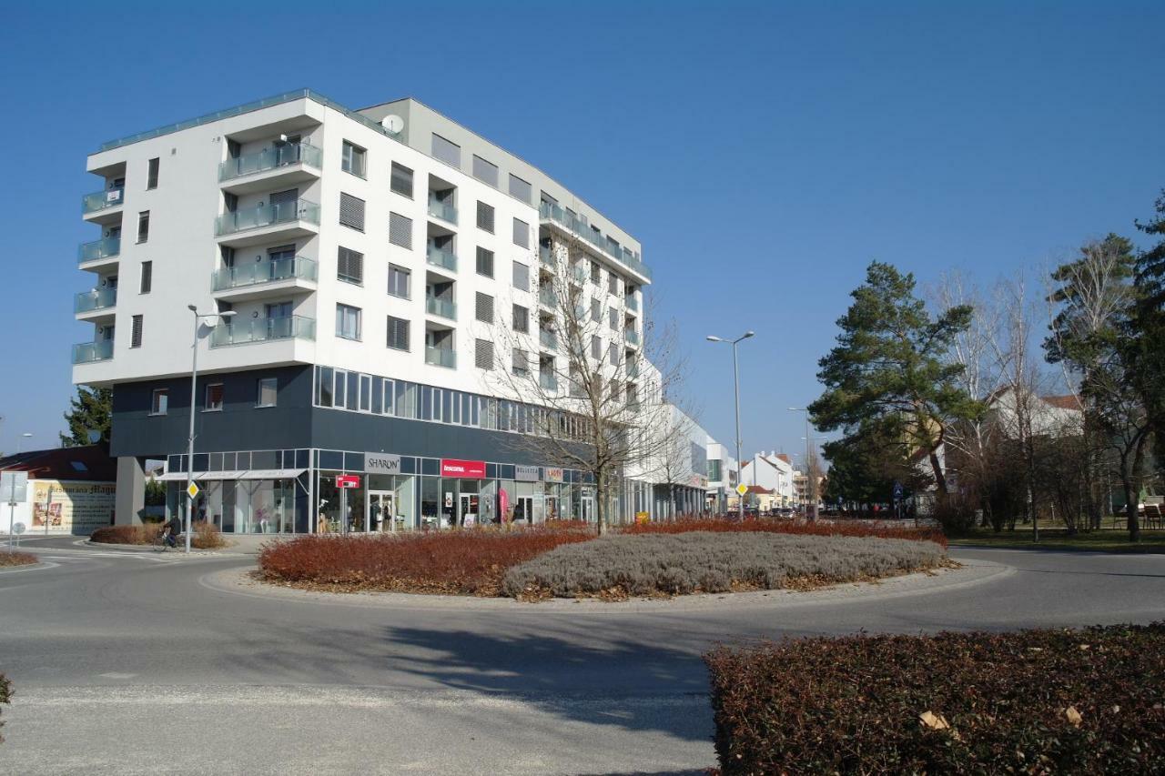 Apartman Centroom Пиещани Екстериор снимка